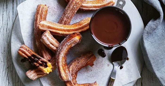Churros de camote de Curtis Stone con salsa de chocolate caliente