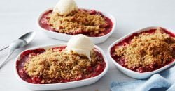 Crumble de fresa, ruibarbo y jengibre