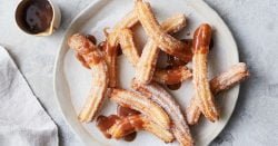 Mini churros con salsa de caramelo salado quemado