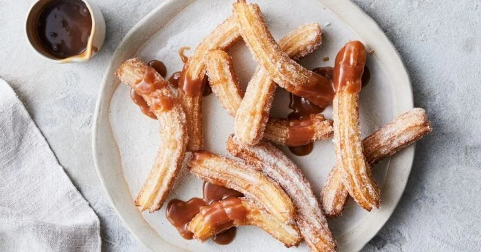 Mini churros con salsa de caramelo salado quemado