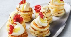 Mini tortitas de limón con cuajada y frambuesas