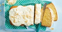 Pastel de leche condensada con llovizna de limón
