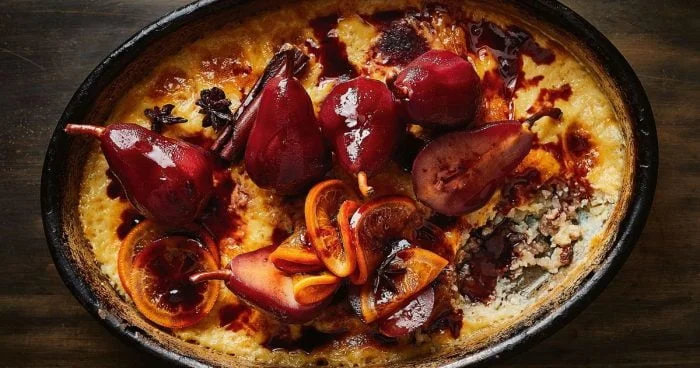 Peras al vino caliente con arroz cremoso de vainilla