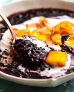 Pudín de arroz pegajoso negro tailandés