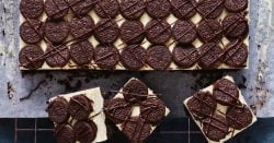 Rebanada de tarta de queso oreo
