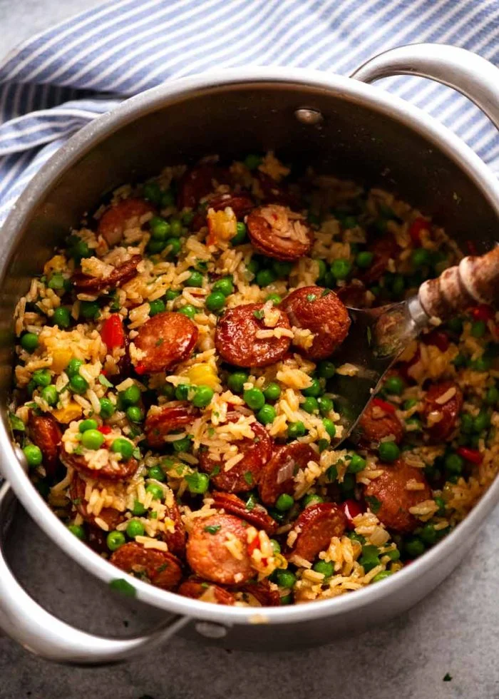 Salchicha ahumada y arroz: comida rápida en una olla