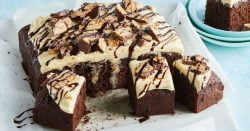 Snickers y pastel de caramelo de mantequilla de maní