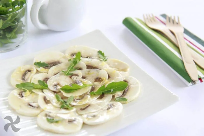 Carpaccio de champiñones y rúcula
