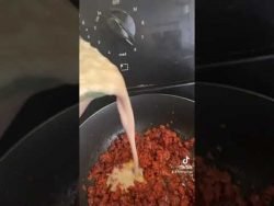 Enchorizadas 😋 deliciosas y súper fáciles 😉 #enfrijoladas #chorizo #mexicanfood #receta