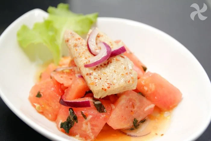Ensalada de tomates de la huerta con aliño de jengibre y hierbabuena