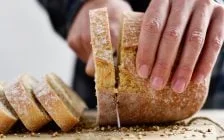 Lo que esconde el pan de molde que se vende con un cierre de plástico rojo, ¿qué significa?