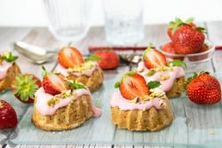 Mini Bundt Cake de almendra con fresas