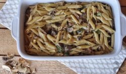 Pasta con setas, calabacín y jamón