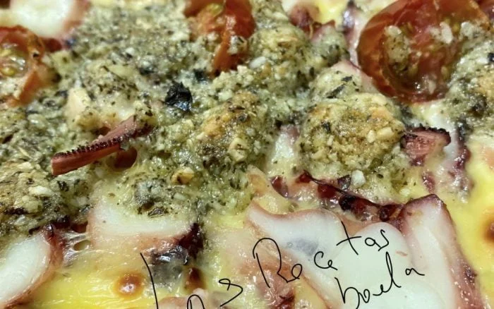 Pizza nero di sepia con pulpo y pesto de almendra con TM6
