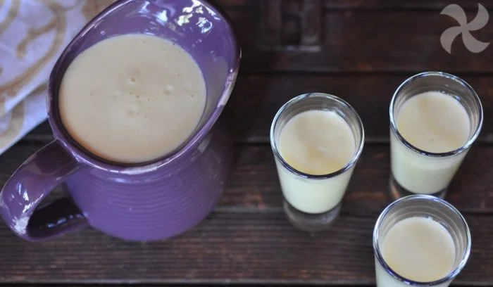 Postre para beber de vainilla, nectarina y albahaca