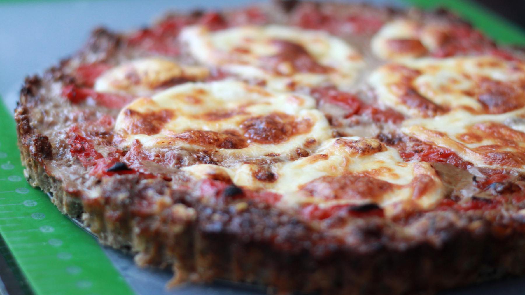 Receta de Meatzza pizza con base de carne para dietas proteicas y