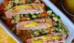 Salmón con cuscús, verduras y salsa de cúrcuma