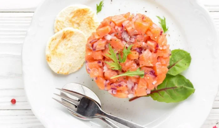 Tartar de salmón con un toque de sésamo