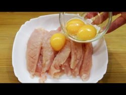 Verter los huevos sobre la pechuga de pollo y listo, la receta de filete de pollo está jugosa