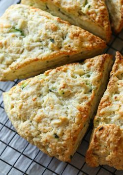 Tiernos bollos de calabacín y queso cheddar |  Galletas y Copas