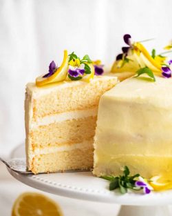 Pastel de limón con glaseado de limón esponjoso y menos dulce