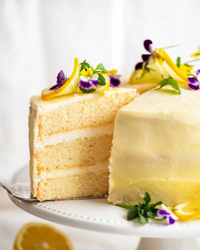 Pastel de limón con glaseado de limón esponjoso y menos dulce