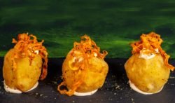 Bombas de patata o patatas rellenas de carne picada