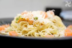 Capellini con salmón ahumado y salsa cremosa de eneldo