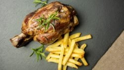 Codillo de cerdo al horno con verduras