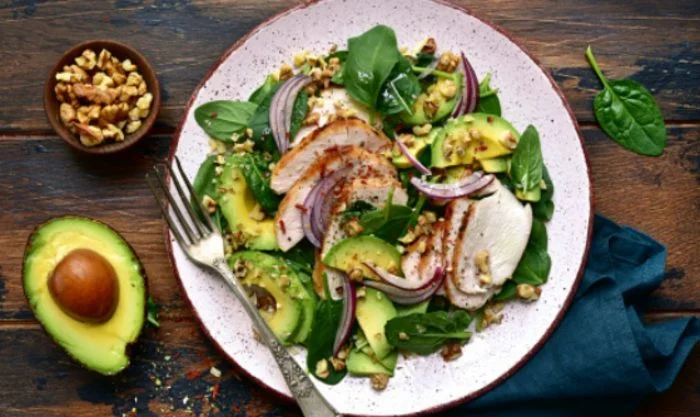 Ensalada de espinacas y aguacate: un manjar para comer sano