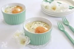 Huevos en cocotte con pisto y provolone