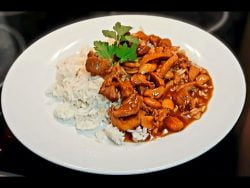 POLLO con ALMENDRAS en Thermomix®. Rápida y sencilla receta acompañada con ARROZ BLANCO.