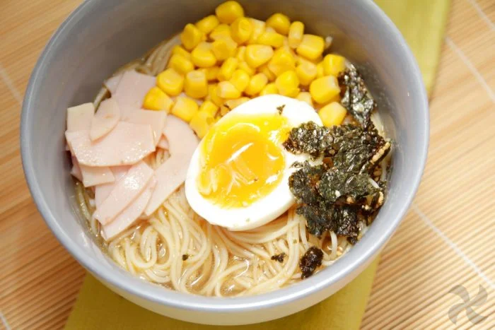 Sopa de fideos rápida estilo japonés