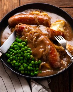 Bangers and Mash (Salchicha con salsa de cebolla)
