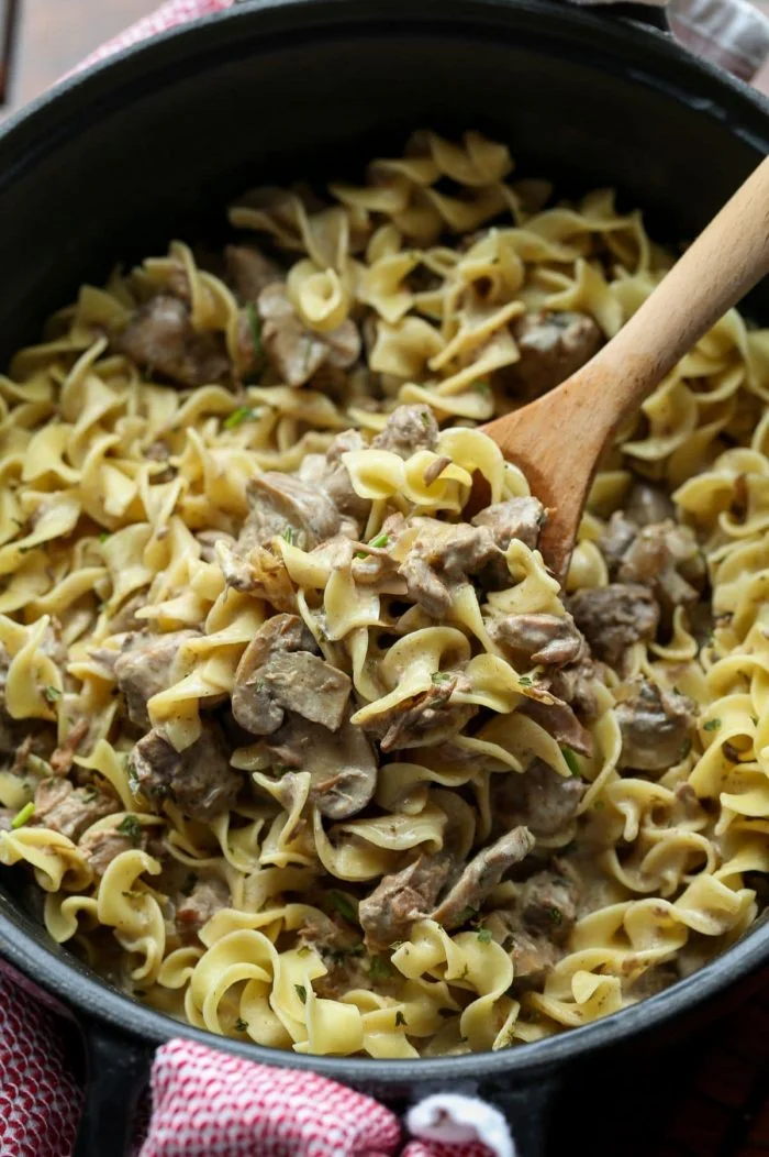 Stroganoff cremoso de ternera en olla de barro