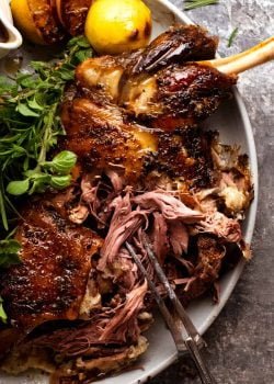 Ultimate Roast Lamb: paleta de cordero de 12 horas