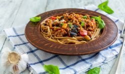 Espaguetis con salsa de berenjena, receta original y saludable de pasta