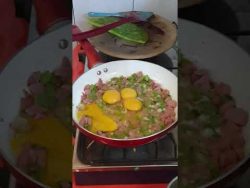 Huevito revuelto con nopales y salchicha, receta con nopales #Receta #Comida #Recetas #Dieta #Keto