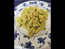 Macarrones con salsa de calabacin y queso rallado en thermomix.