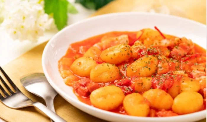Patatas estofadas con pimentón, receta tradicional fácil de preparar
