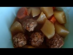 Patatas guisadas con pelotas, fácil y rico con Thermomix