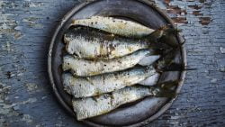 Sardinas asadas con ajo y perejil al microondas, receta rápida y saludable