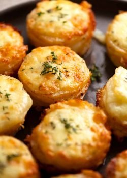 Pilas de patatas gratinadas con queso (lata para muffins)