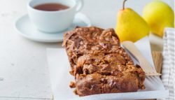 Bizcocho de pera al microondas, receta de merienda o desayuno rápido