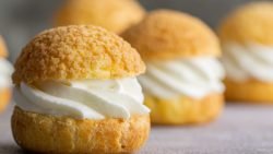 Lionesas de hojaldre rellenas de crema casera, receta de postre tradicional y rápido