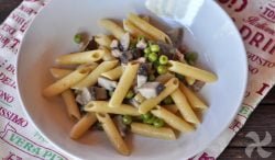 Pasta con bacon, guisantes y setas