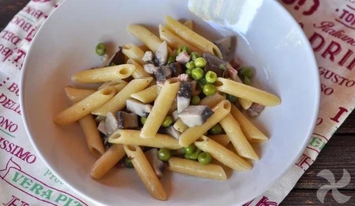 Pasta con bacon, guisantes y setas