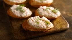 Paté de gambas y palitos de mar, receta de aperitivo navideño fácil de preparar