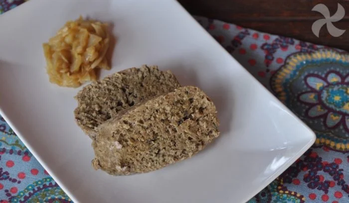 Polpettone con guarnición de cebolla