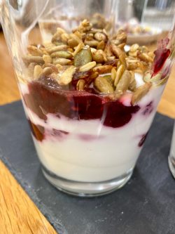 Yogur con moras y granola de frutos secos TM6/TM5/TM31